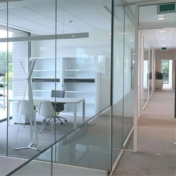 Rammeløs svingglassdør