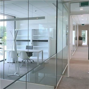 Rammeløs svingglassdør